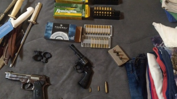 Una pistola Bersa Thunder, un revólver Tala y un fusil Rossi con mira telescópica fueron encontrados.
