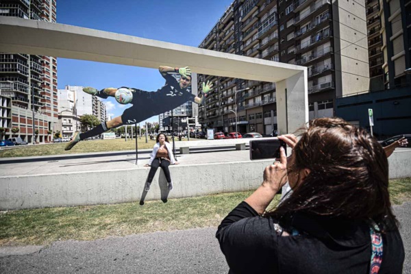 Colocaron una gigantografía de “Dibu” Martínez en el arco de la plazoleta Astor Piazzolla.