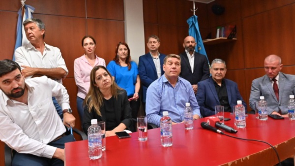 Pronunciamiento. Biss, presidente de la UCR Chubut, acompañado de varios referentes de la oposición. 