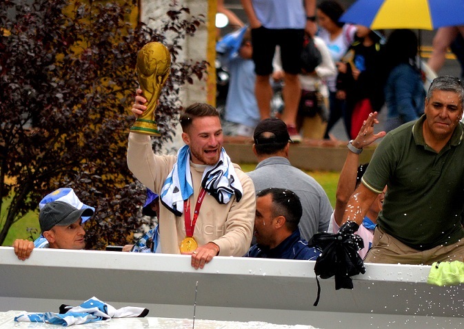 El volante de la "Scaloneta" se convirtió en "el primer santarroseño en la historia en disputar un Mundial y consagrarse campeón. 