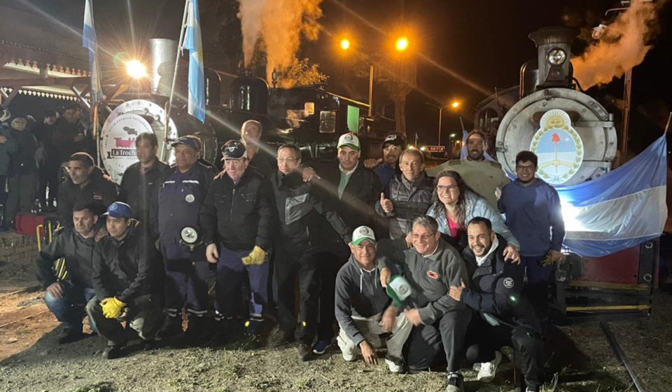 Trabajadores. Maquinistas y operarios del Viejo Expreso fueron agasajados por los vecinos y los turistas durante la celebración del centenario.