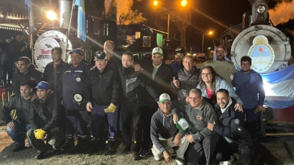 Trabajadores. Maquinistas y operarios del Viejo Expreso fueron agasajados por los vecinos y los turistas durante la celebración del centenario.