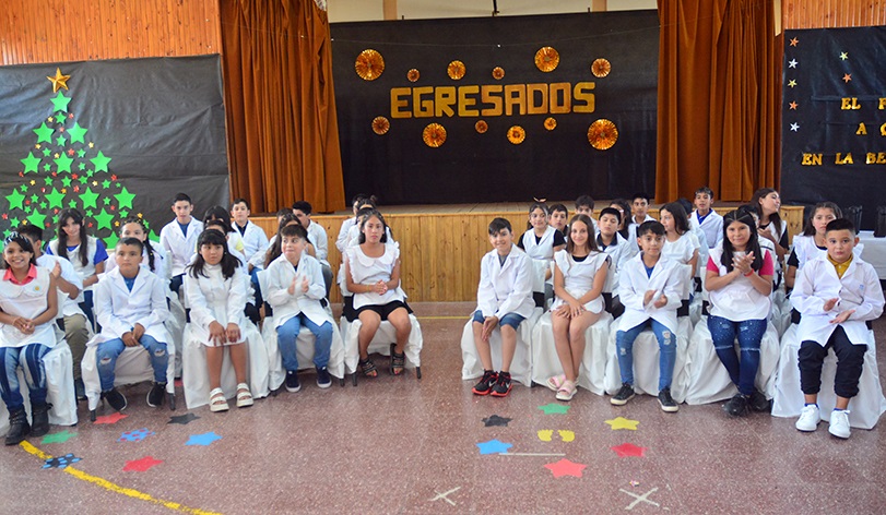 Alumnos y profesores tuvieron su merecido acto de egreso.