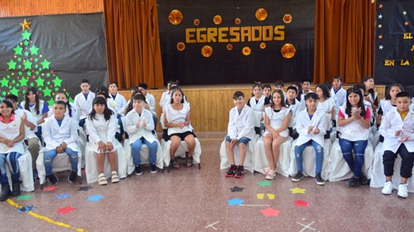 Alumnos y profesores tuvieron su merecido acto de egreso.