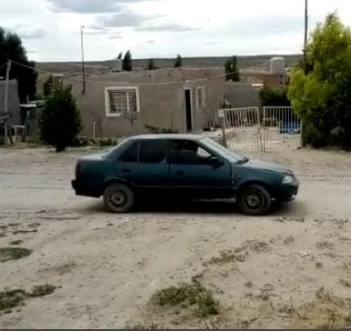 Le robó el auto a su pareja y lo chocó contra un poste de luz