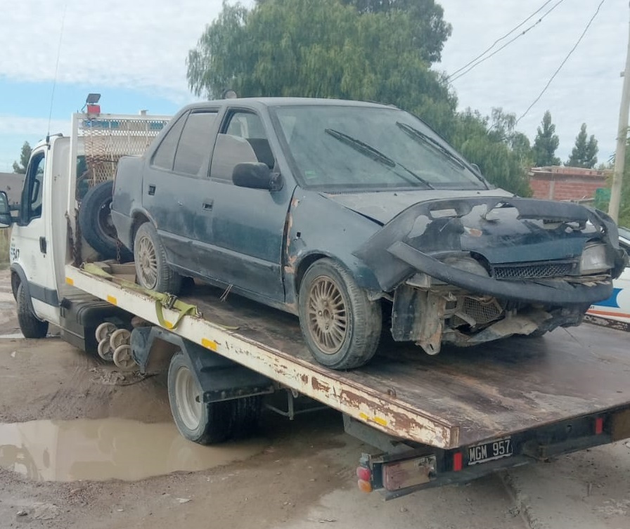 Le robó el auto a su pareja y lo chocó contra un poste de luz