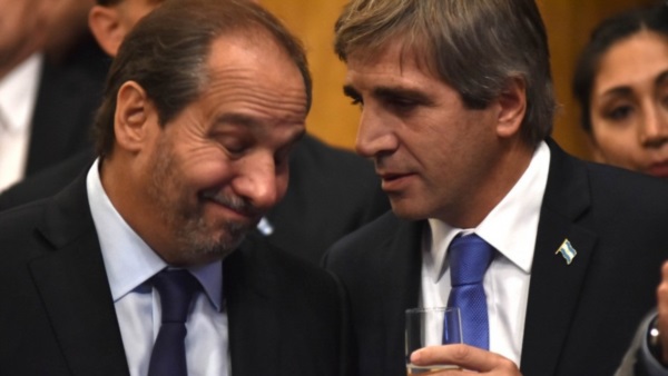 Luis "Toto" Caputo, copa en mano, y su primo Nicolás -"Nicky"-, el amigo del alma de Macri.