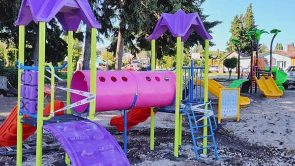 Mejoraron la plaza y colocaron nuevos juegos para niños.