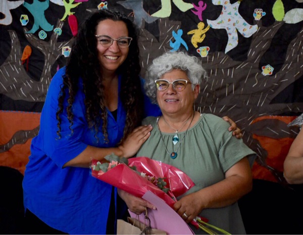 Saludo. Una de las alumnas que culminó su esforzado ciclo en Trelew.