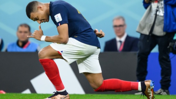Mbappé marcó dos golazos en la clasificación de Francia.