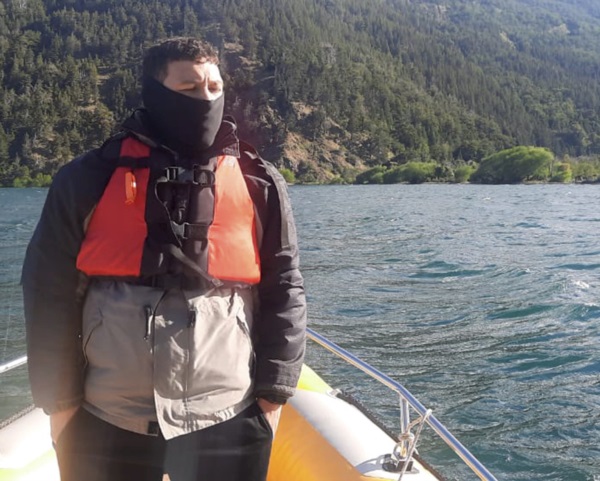 La búsqueda se realizó en el lago y en caminos costeros del lugar.