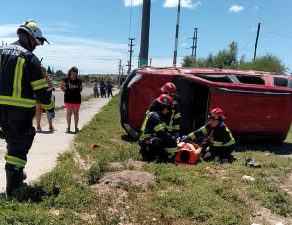 La camioneta quedó sobre uno de sus laterales luego del vuelco.
