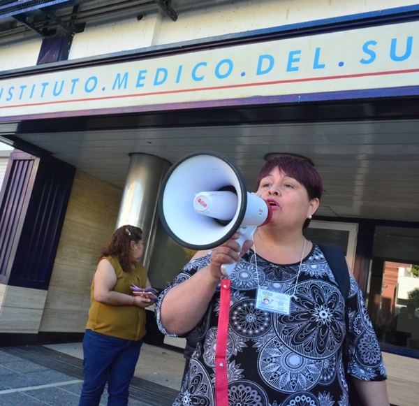 Compañeros de PIlar repudiaron la medida con una manifestación.