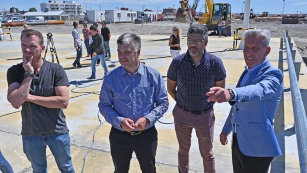 Casi listo. La comitiva durante su recorrida por la ampliación de Puerto Rawson, para tener más barcos. 