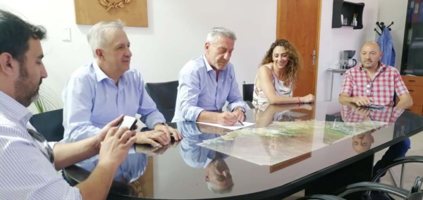 Gestiones. Una postal del encuentro en el Ministerio de Economía donde los funcionarios evaluaron el avance de las obras. 