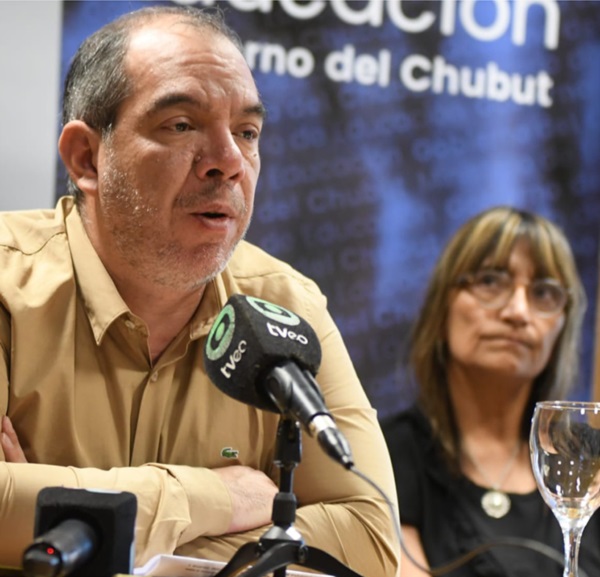 Conferencia. El ministro y la subsecretaria durante los anuncios.