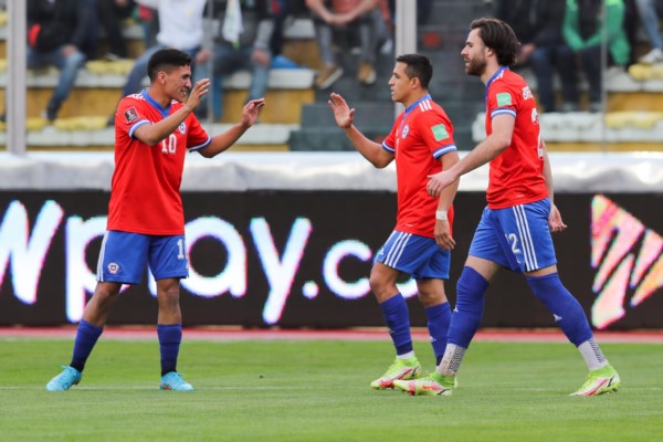 Alexis Sánchez recibe felictaciones tras haber convertido el primer gol. Foto: Invictos Somos