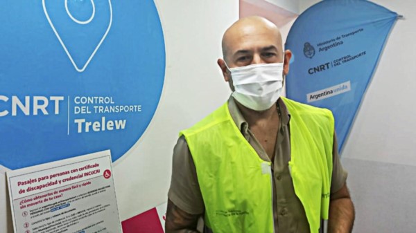 Responsable. Jorge Leiva, a cargo de la CNRT en Trelew, explicó el intenso movimiento y los controles hechos.