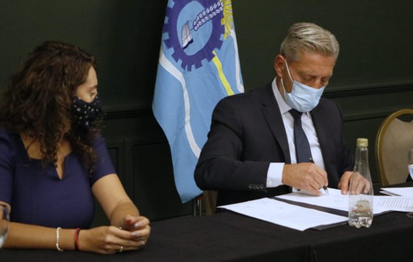 En el acto que se realizó en el Hotel Austral de Comodoro, el mandatario ponderó la inversión en las obra.