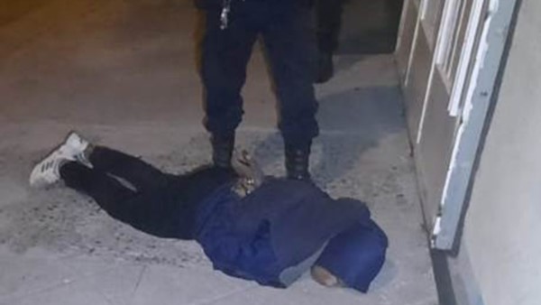 El joven de 18 años intentó escapar pero fue detenido en pocos metros.