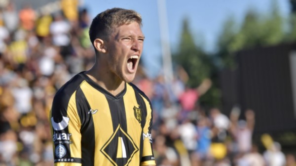 Castillo, feliz tras la conquista del gol del triunfo de Deportivo Madryn. Foto: Daniel Feldman.