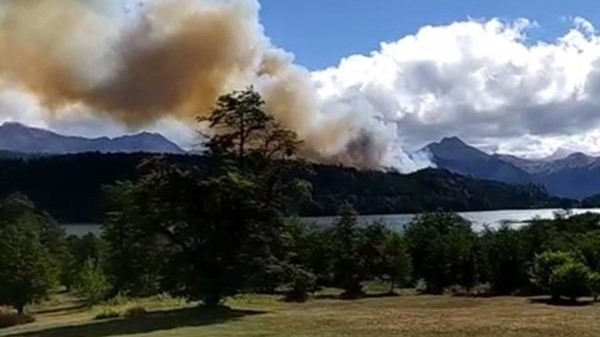 El temor mayor es que el fuego se descontrole por el intenso viento.