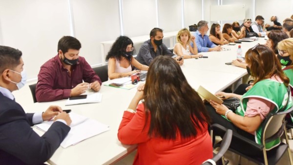 El encuentro entre represnetantes gremiales y del gobierno se realizó en el SUM de Vialidad Provincial.