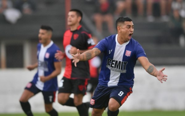 Brian Castillo convirtió el único gol de la tarde en la Villa Deportiva ante Gaiman en la primera fecha. Foto: Daniel Feldman. 