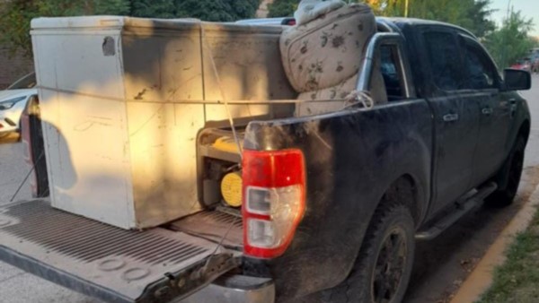 La carne faenada decomisada, el rifle y una camioneta secuestrada.