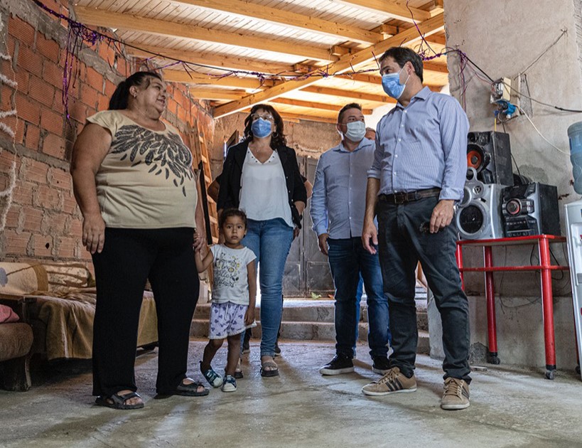 Visita. El intendente dialogó con la vecina solidaria en el comedor. 