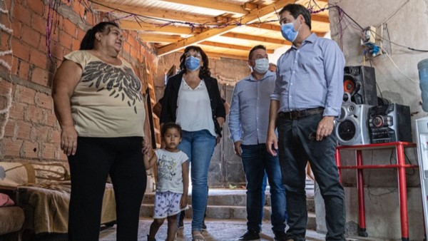 Visita. El intendente dialogó con la vecina solidaria en el comedor. 