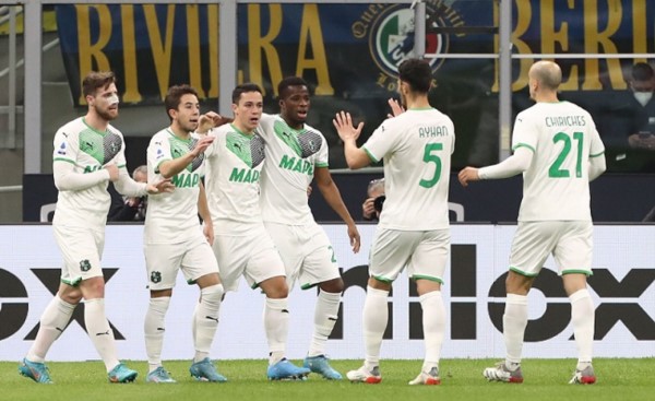 El Sassuolo conquista San Siro de nuevo y deja la liga por arriba más emocionante.