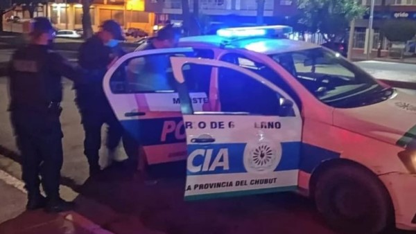 El violento apostador daño los cristales del Casino comodorense.