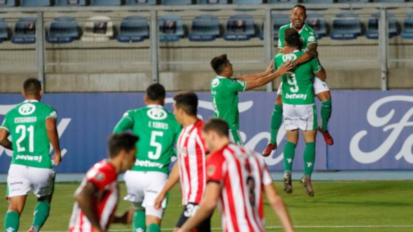 Audax Italiano dio el primer paso en la serie de la Libertadores al doblegar en encendido duelo a Estudiantes.