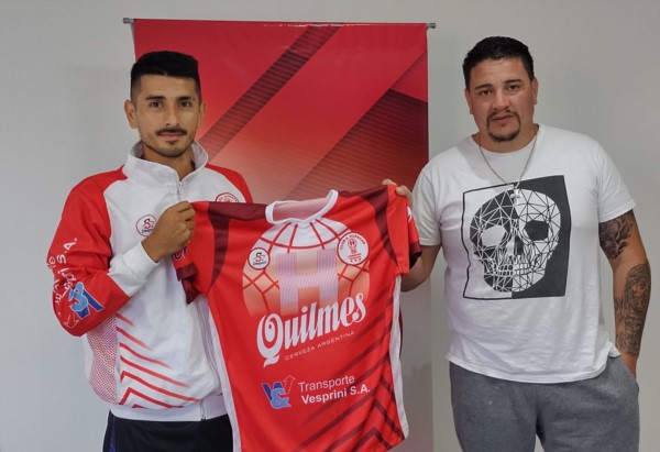 Rivadeneira, al ser presentado en Huracán de Comodoro. Foto: Huracán. 