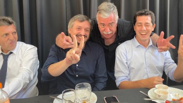 El dirigente de Luz y Fuerza, Héctor González,  junto con Máximo, Wado y Massa en Comodoro Rivadavia.