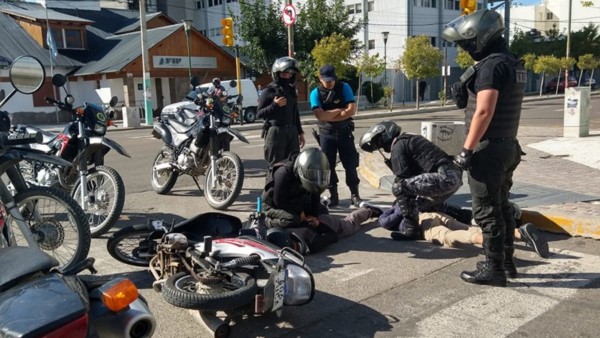 Los jóvenes dañaron un vidrio del Ford Fiesta para robar una mochila.