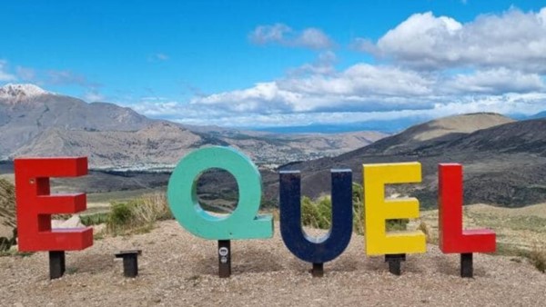 El cartel identificatorio de la ciudad amaneció robado y dañado.