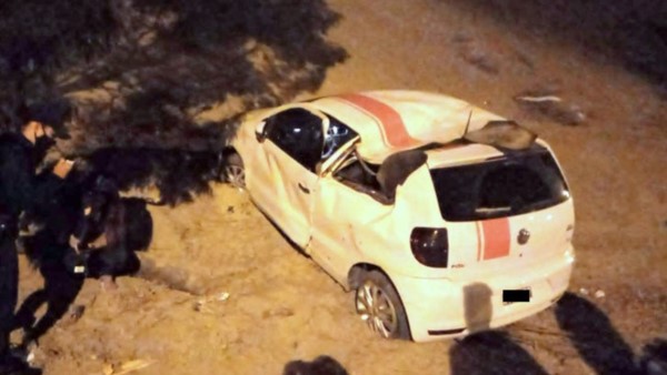 El automóvil VW Fox fue secuestrado luego de volcar en una rotonda.