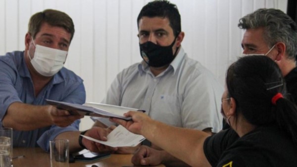 Encuentro. Los cuatro gremios municipales entregaron su trabajo terminado al intendente Damián Biss. 