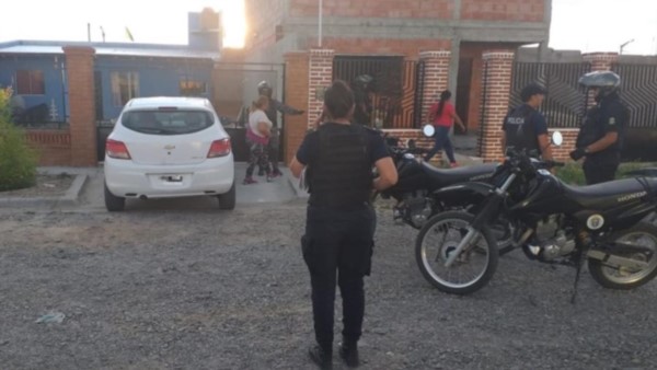 En el procedimiento fueron secuestrados casi 2 gramos de cocaína y el arma presuntamente empleada.