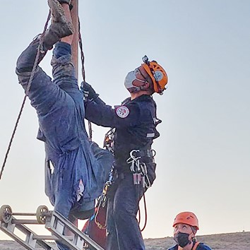 El delincuente colgado. Además de quemado sufrió hipotermia.