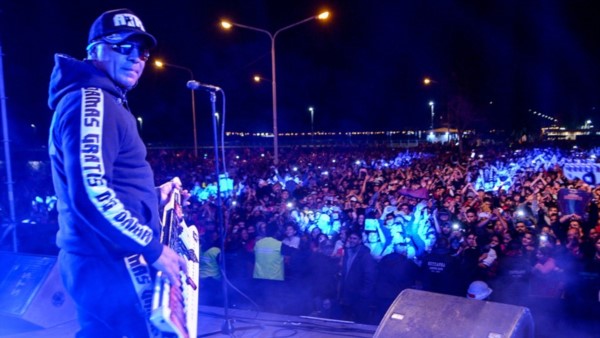 El recital del  emblemático grupo de la movida tropical convocó a una multitud en la ciudad portuaria.