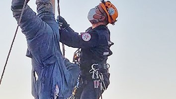El delincuente colgado. Además de quemado sufrió hipotermia.