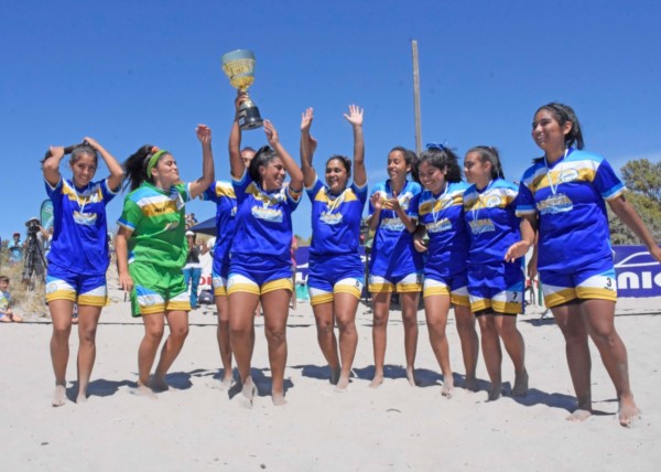 Las jugadoras de Arena Madryn, con el trofeo. Foto: Tony Muñoz. 