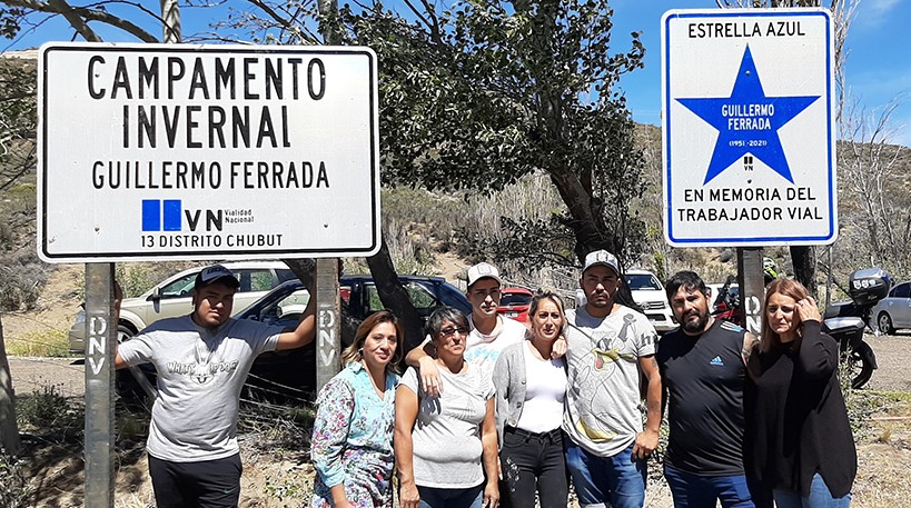 Viuda e hijos del agente Guillermo Ferrada durante el homenaje.