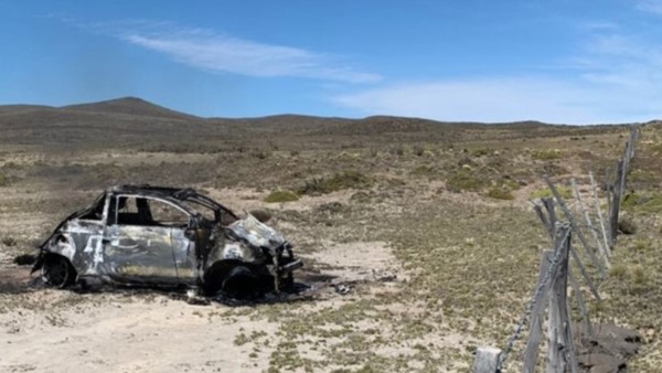 Luego de volcar varias veces, el automóvil se incendió por completo.