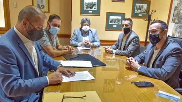 La Cooperativa Eléctrica y el Municipio firmaron dos convenios.