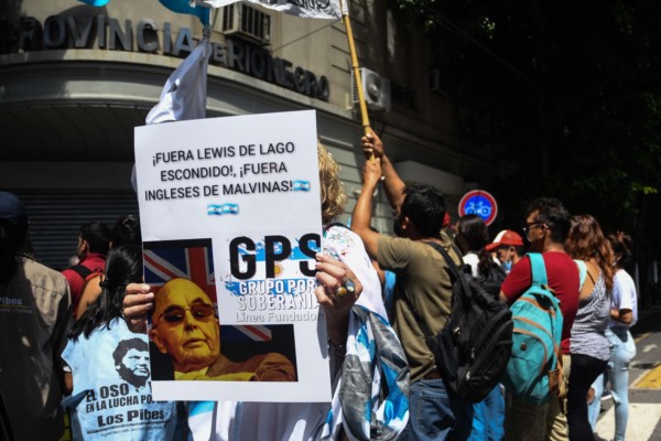 Hubo una movilización a la Casa de Río Negro en ciudad de Buenos Aires para reclamar por Lago Escondido
