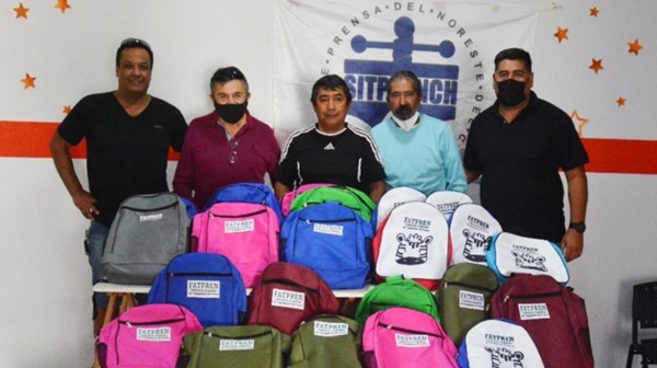 Miembros del SITPRENCH con los kits escolares para sus afiliados.